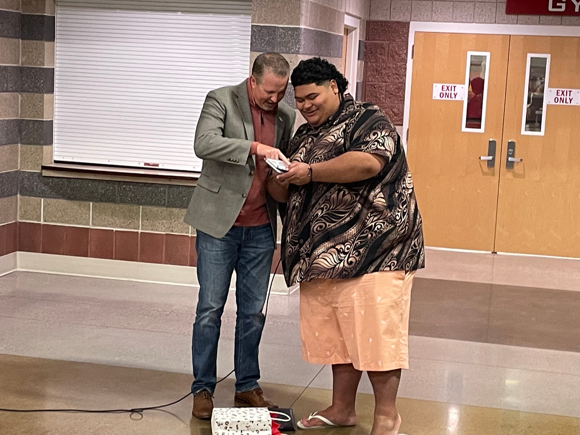 7k Metals CEO Jayson Arfmann presents American Idol winner Iam Tongi with the Hawaii 5-oz silver coin.